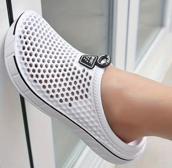 Breathable clogs white